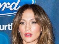 Jennifer Lopez z dekoltem pod pępek na finale ''Idola''